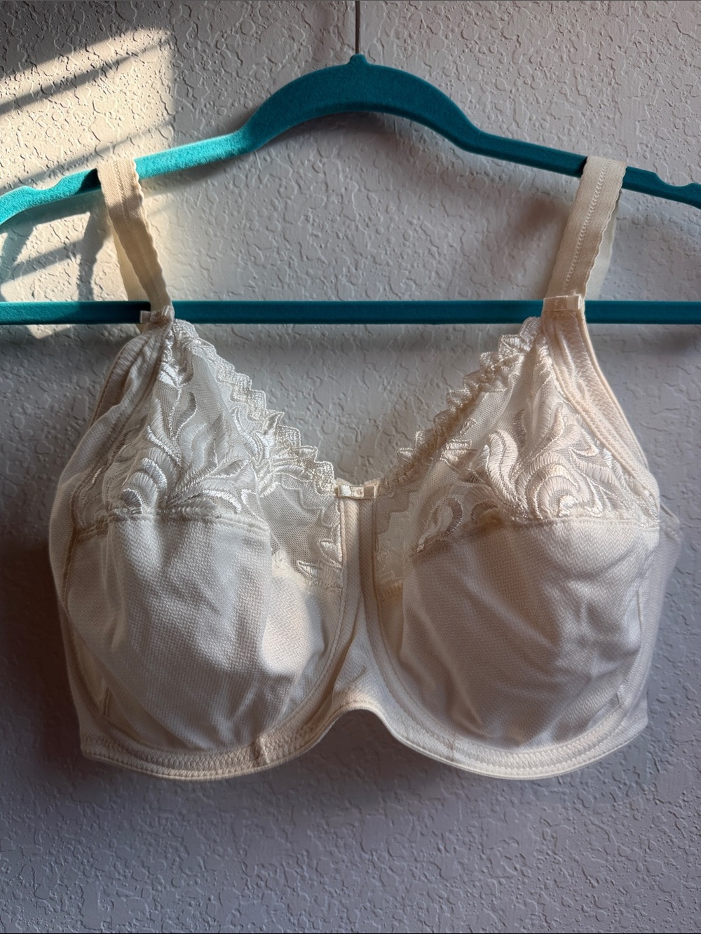 Chantelle Elegant Lace Underwire Bra - Cream